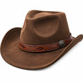 Brauner Cowboyhut mit Lederband und Metallapplikation
